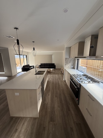 Microwave, oven, dishwasher, electric kettle. Big & Beautiful Modern Home, Ensuite with every Bedroom! Close to everything