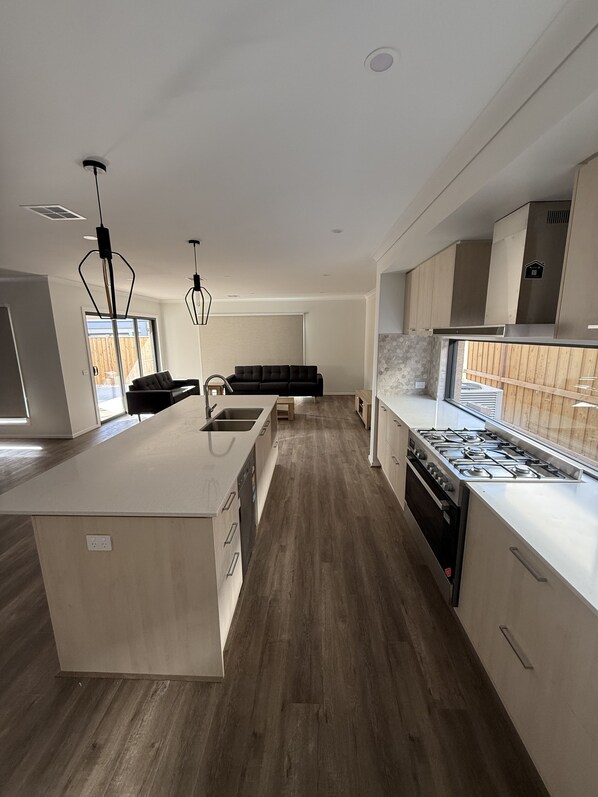 Microwave, oven, dishwasher, electric kettle - Big & Beautiful Modern Home, Ensuite with every Bedroom! Close to everything (Wyndham Vale)