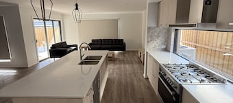 Big & Beautiful Modern Home, Ensuite with every Bedroom! Close to everything