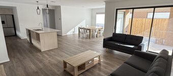 Big & Beautiful Modern Home, Ensuite with every Bedroom! Close to everything