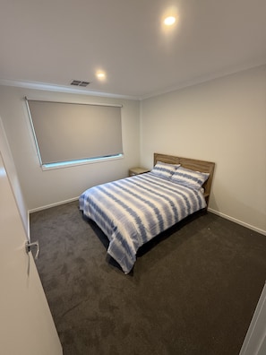 7 bedrooms, iron/ironing board, travel crib, WiFi - Big & Beautiful Modern Home, Ensuite with every Bedroom! Close to everything (Wyndham Vale)