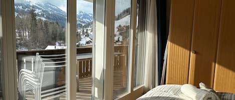 3 室のベッドルーム、旅行用ベビーベッド、WiFi (無料)、ベッドシーツ