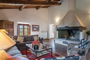 Fernseher, Kamin, Stereoanlage