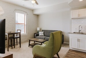 TV, offices - 5 Warm Combined Apartments Near Lucas Oil Stadiom (Indianapolis)