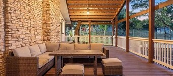 FREE LIMO, Private Pool Jacuzzi, 8 acres 5 room 5 bath Sleeps 26