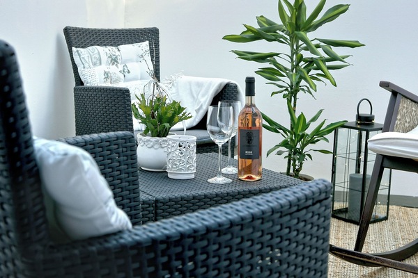 Gemütliche Sitzecke auf überdachter Lodgia