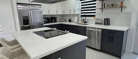 Refrigerador, microondas, horno y parrilla de estufa