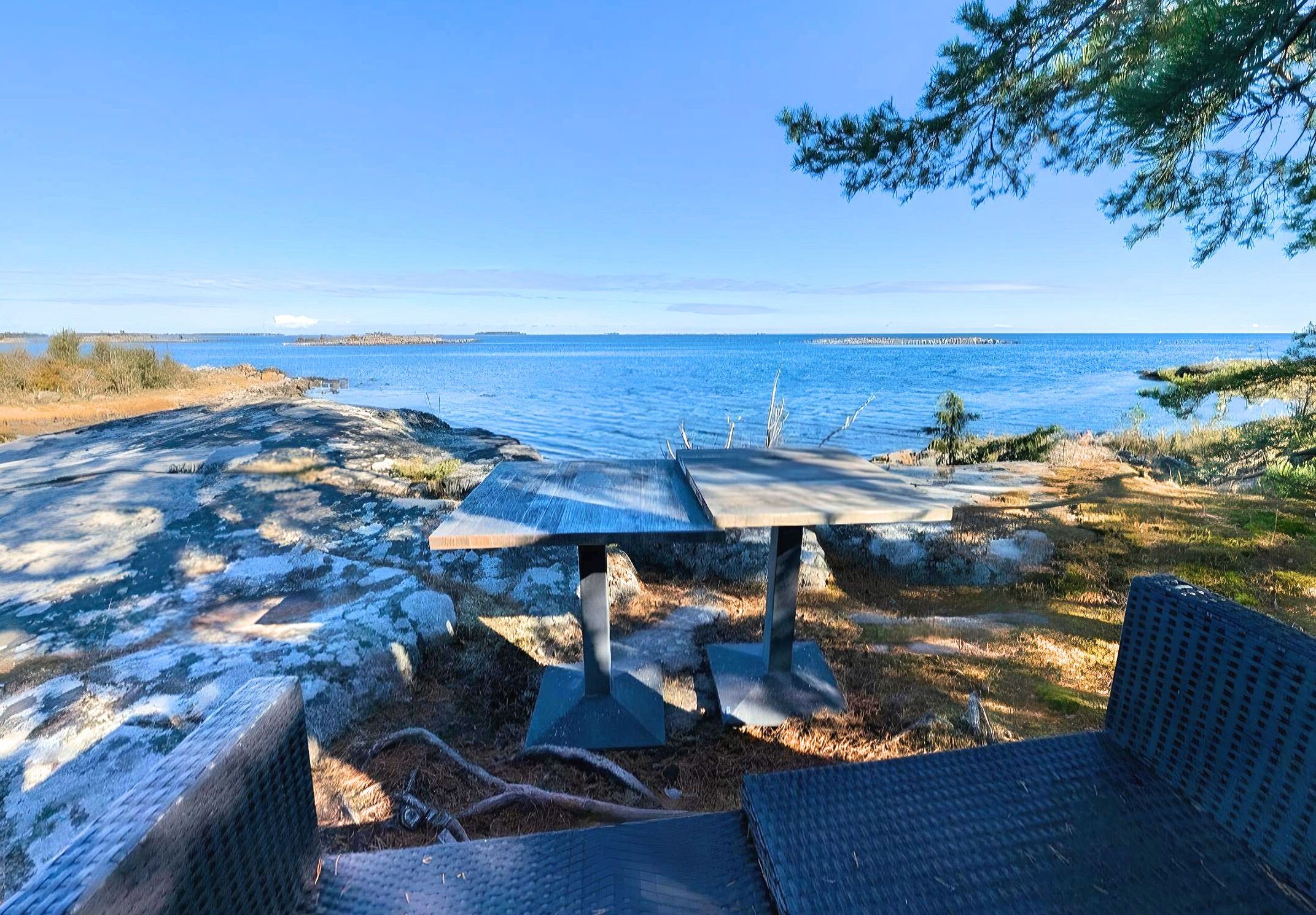 Felsige Küste und Meerblick nahe dem Ferienhaus Hus Kråkelund