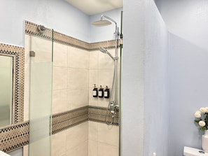 Asciugacapelli, asciugamani, sapone, shampoo