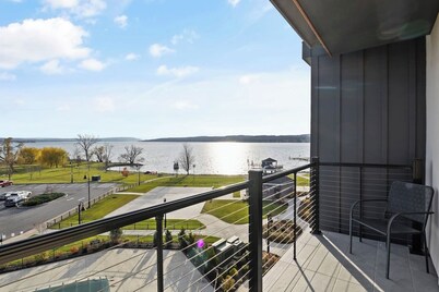 NEW Lakeview Escape | Seasonal Hot Tub | Poolside