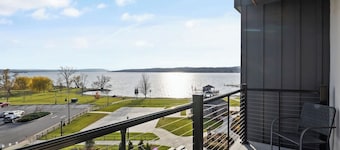 NEW Lakeview Escape | Seasonal Hot Tub | Poolside