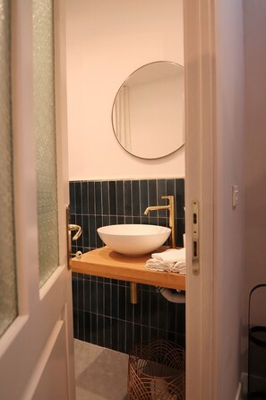 Regadera, secadora de cabello, toallas, jabón 