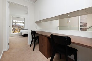 4 slaapkamers, een strijkplank/strijkijzer, internet, beddengoed