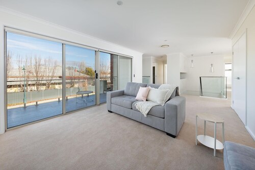 Immaculate & Impressive Irvington Villa - Stunning four bedroom home in central Albury