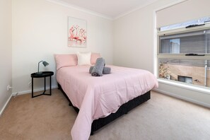 4 bedrooms, iron/ironing board, Internet, bed sheets