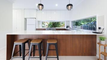 Micro-ondes, four, plaque de cuisson, lave-vaisselle