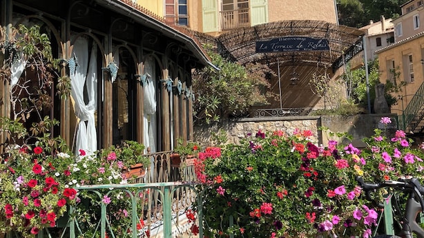 Un edificio con un cartel que dice "Bienvenue La Terrasse de Relais Hotel".