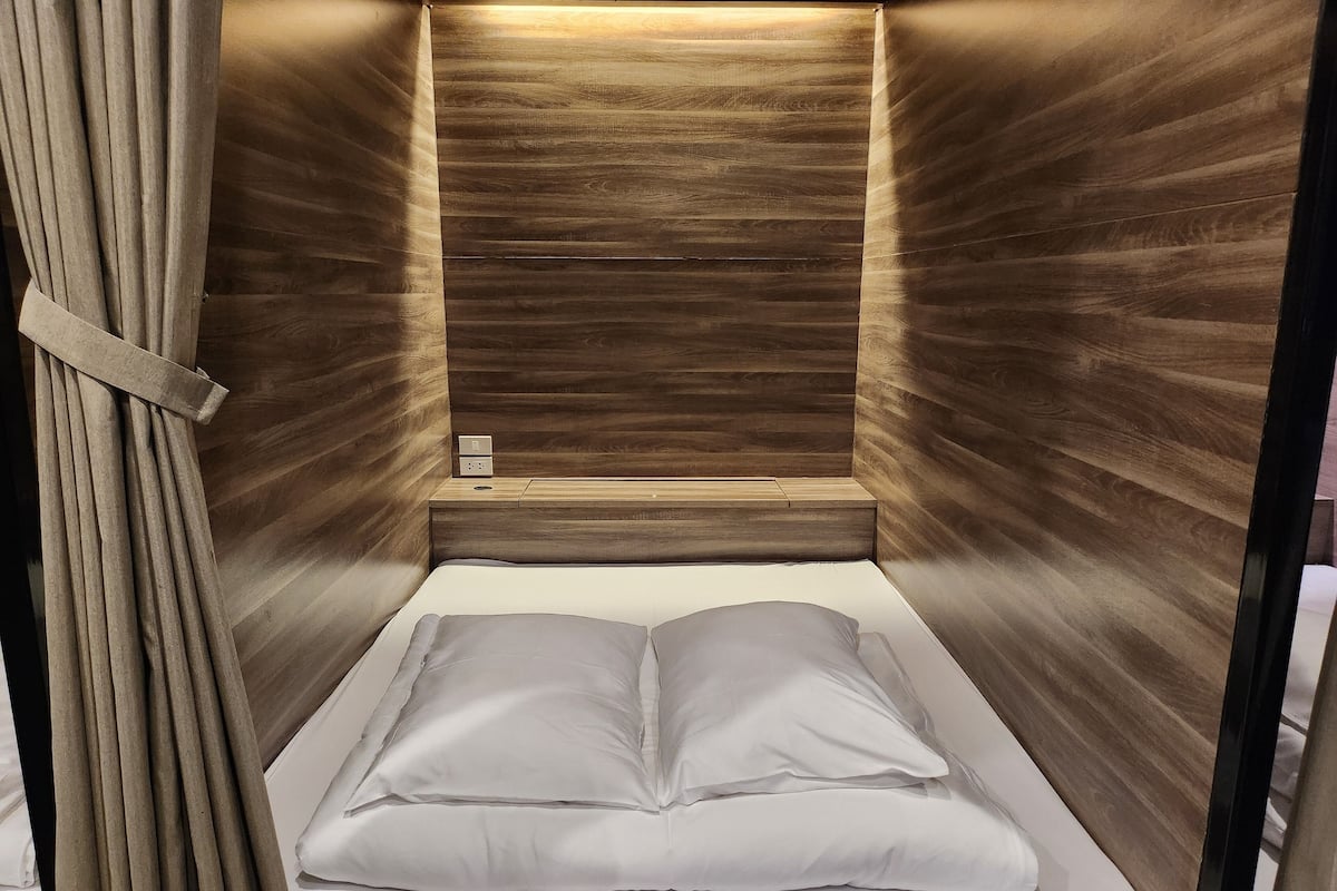 Queen Bed in 4-Bed Shared Bedroom | Verduisterende gordijnen, gratis wifi, beddengoed
