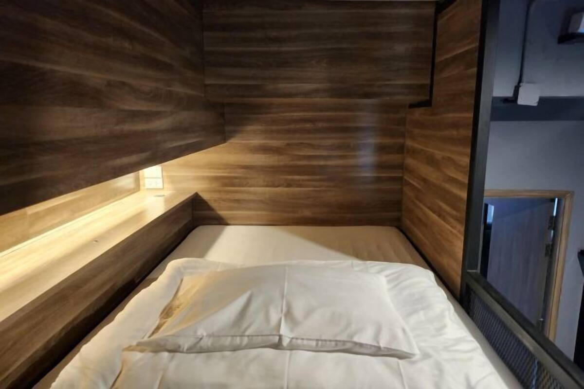 Cortinas blackout, wifi gratis y ropa de cama