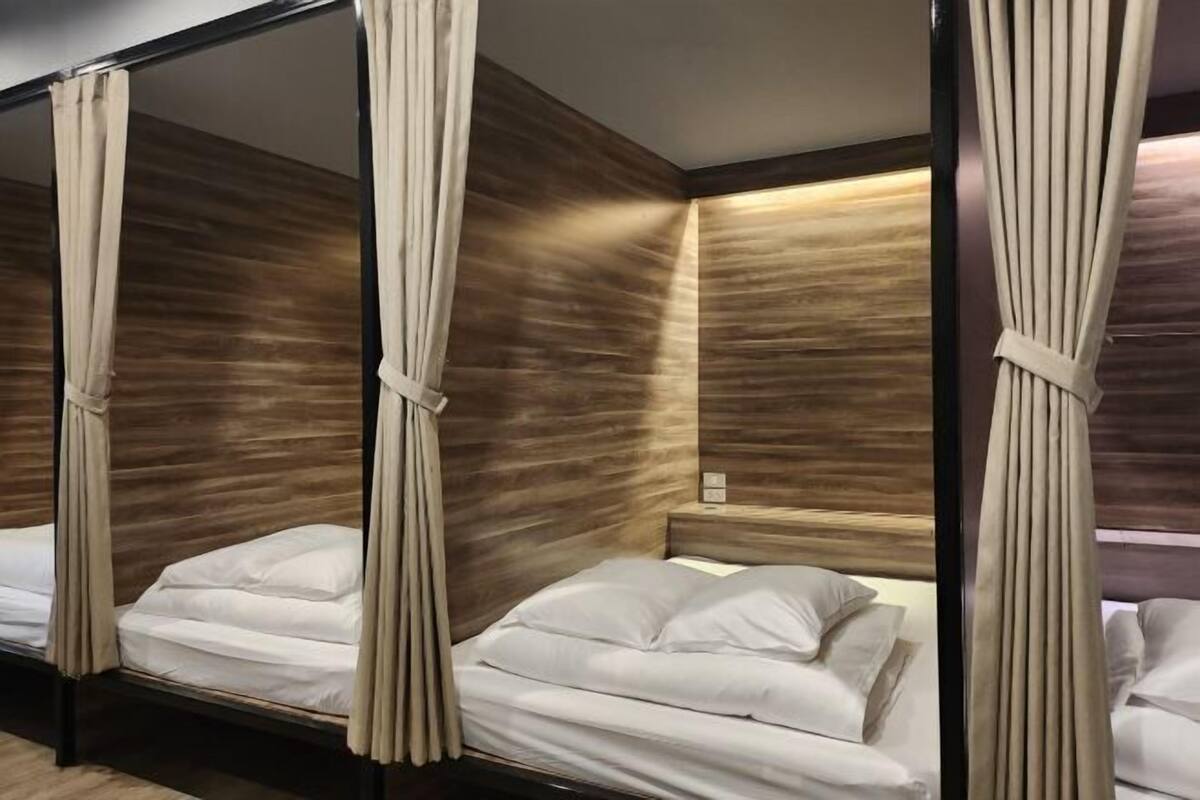 Cortinas blackout, wifi gratis y ropa de cama