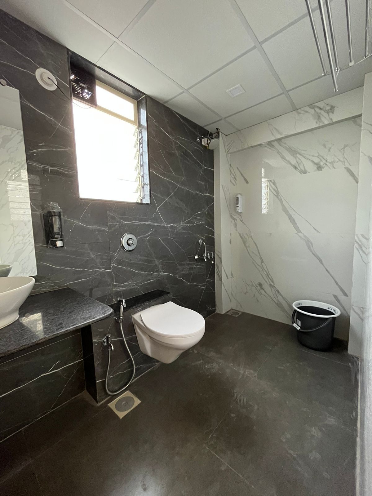 Regadera, toallas, jabón, papel de baño 