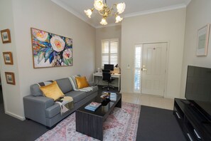 Smart TV - Stylish French-themed cottage, perfect for a relaxing getaway, Centrally Located (Golden Point)