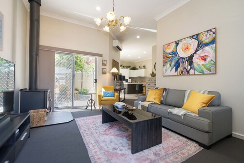 Stylish French-themed cottage, perfect for a relaxing getaway, Centrally Located