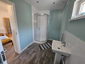 Apartment | Bathroom | Shower, hair dryer, towels, toilet paper - Highland Haven Retreat in Garve (Garve)