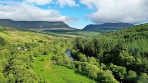 A valley with a river, surrounded by dense forests and mountains. - Cosy Apartment That Sleeps 3, Pets Welcome (Garve)