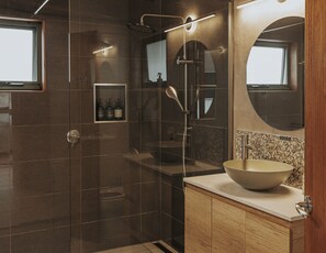 Shower, eco-friendly toiletries, hair dryer, towels - White-bellied Sea Eagle Studio (Kettering)