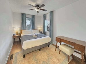 3 slaapkamers, een bureau, een strijkplank/strijkijzer, reisbedje