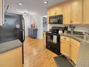 Jääkaappi, mikroaaltouuni, uuni, liesi