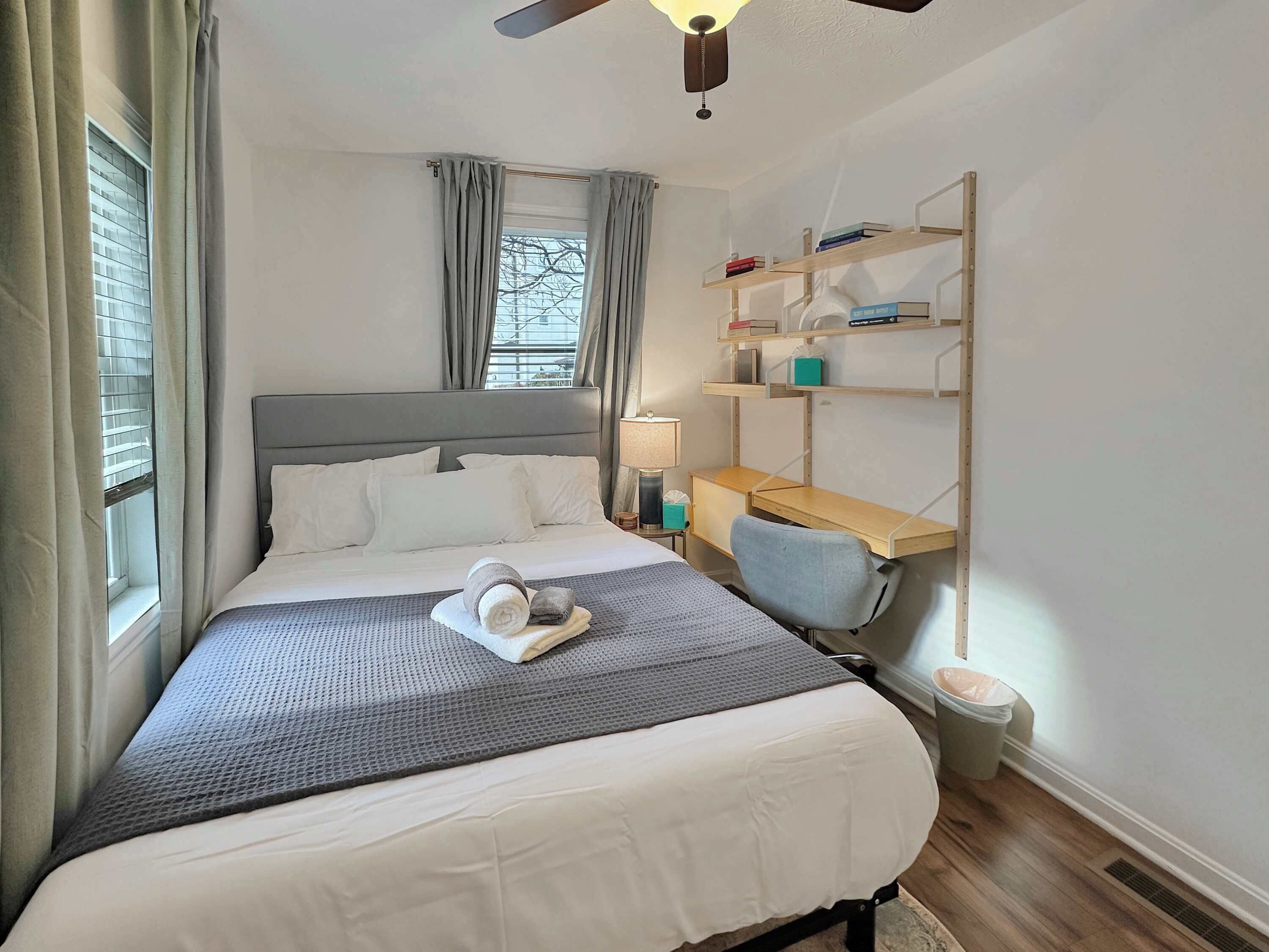 3 室のベッドルーム、デスク、アイロン / アイロン台、旅行用ベビーベッド