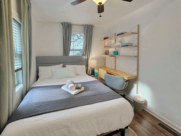 3 makuuhuonetta, työpöytä, silitysrauta/-lauta, vauvan matkasänky