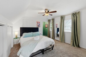 3 habitaciones, escritorio y tabla de planchar con plancha 