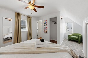 3 Schlafzimmer, Schreibtisch, Bügeleisen/Bügelbrett, Reisekinderbett