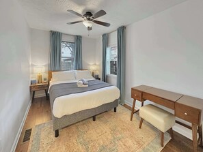 3 Schlafzimmer, Schreibtisch, Bügeleisen/Bügelbrett, Reisekinderbett