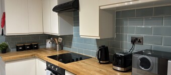 Oxford-house-sleeps 7-parking-garden