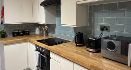 Oxford-house-sleeps 7-parking-garden