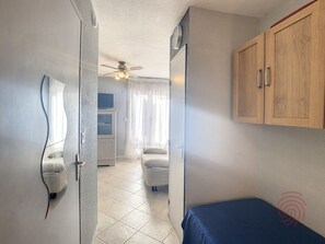 Travel crib, free WiFi