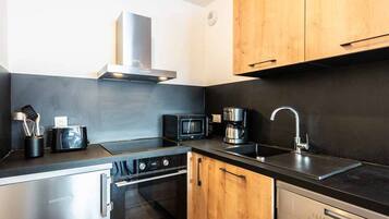 Refrigerador, microondas, horno, placa de cocina