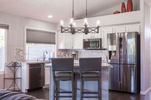 冷蔵庫、電子レンジ、オーブン、コンロ