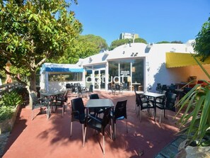 Outdoor dining - Apartment near beach, 2 bedrooms, pool, WiFi (Platja d'Aro)