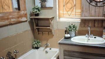Chalet, 2 Bedrooms, Balcony | Bathroom