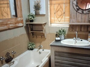 Chalet, 2 Bedrooms, Balcony | Bathroom - Rubyred Selfcatering Cottage (Bloemfontein)