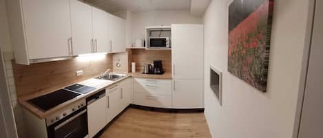 Frigorifero, microonde, forno, piano cottura