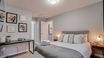 5 Schlafzimmer, Schreibtisch, Bügeleisen/Bügelbrett, Reisekinderbett