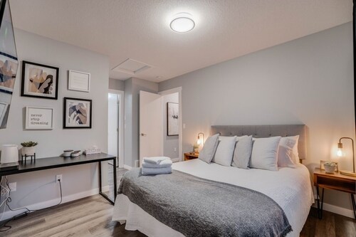 Chandler - Central 5 Bdrm Home, Workspaces & Wifi