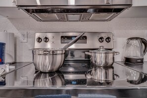 Fridge, microwave, oven, stovetop - Chandler - Central 5 Bdrm Home, Workspaces & Wifi (Edmonton)