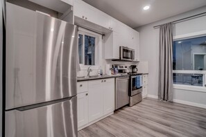 Geladeira, micro-ondas, fogão, cooktop